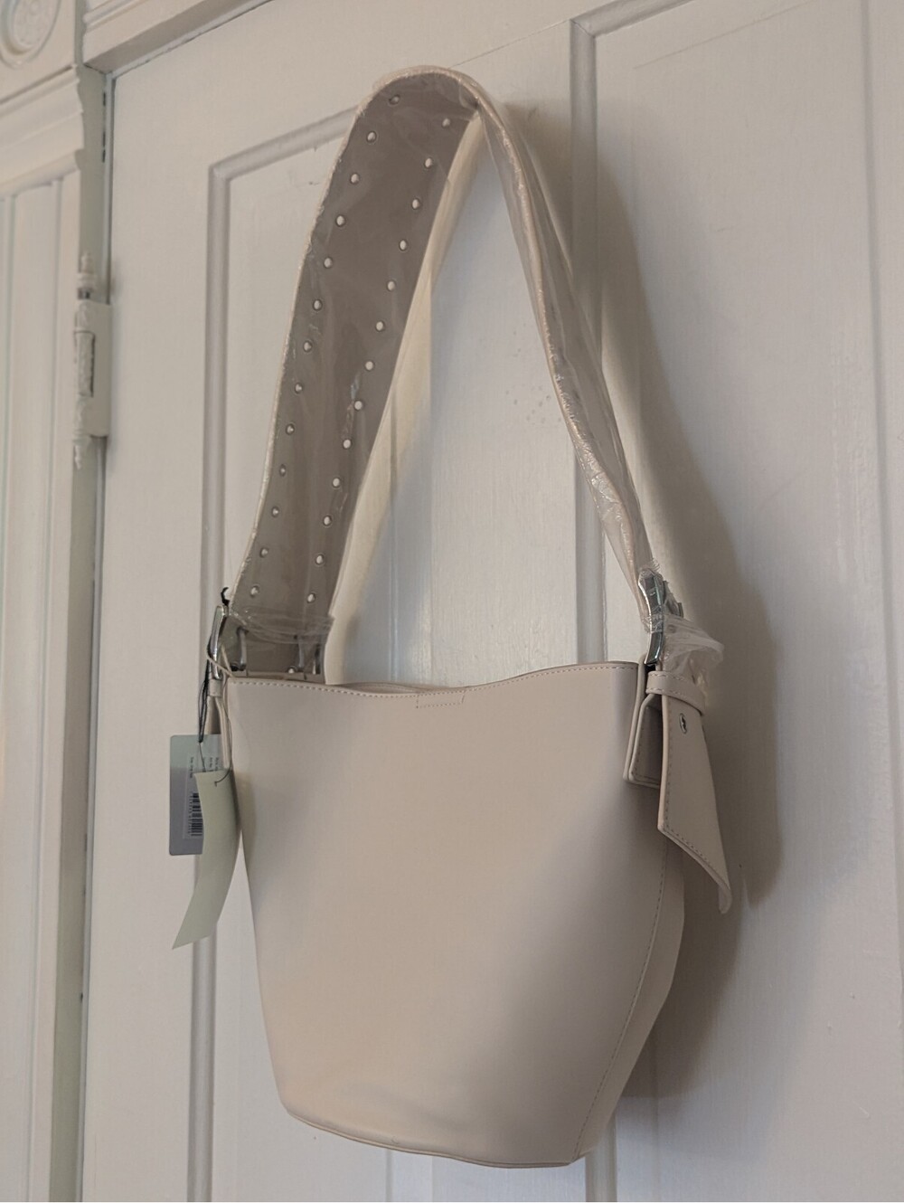 NWT NA-KD OFF WHITE FAUX LEATHER SHOULDER BAG STUDDED WIDE STRAP MINIMALIST